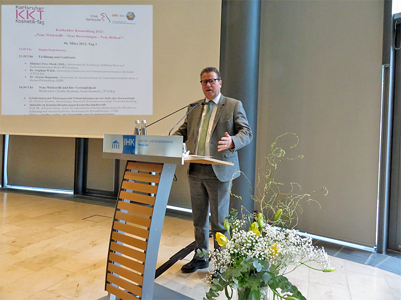 Zu sehen ist Minister Peter Hauk (MdL) vor einem Rednerpult. Im Hintergrund ist die Agenda des KKT 2023 zu sehen.